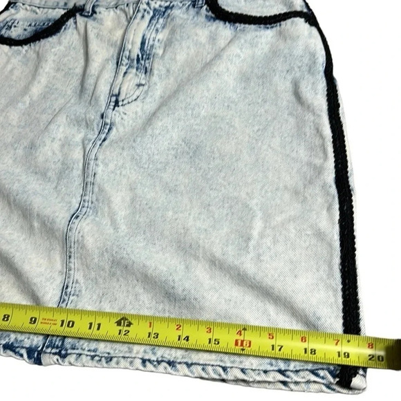 Vintage mini Jean skirt,women size 29?Acid wash, embroidered,patch,retro,boho - Picture 8 of 13